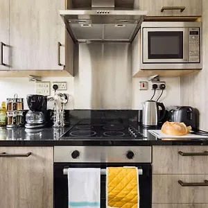 Wild Roses Serviced - Tower Bridge Apartment